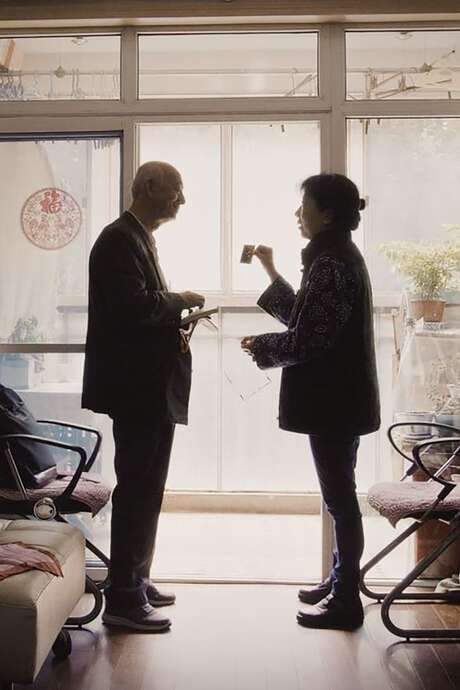 This documentary marks Chu Tien-Wen’s directorial debut, part of the Inspired Island series. Produced by Hou Hsiao-Hsien and featuring his familiar creative team, the film explores the lives and careers of Chu’s parents, acclaimed authors Chu Hsi-Ning and Liu Mu-Sha. Through a combination of family photographs, correspondence, and interviews with other writers, Chu Tien-Wen offers an intimate look at their romantic relationship, literary achievements, and family history, ultimately focusing on the unfinished work left by her father.